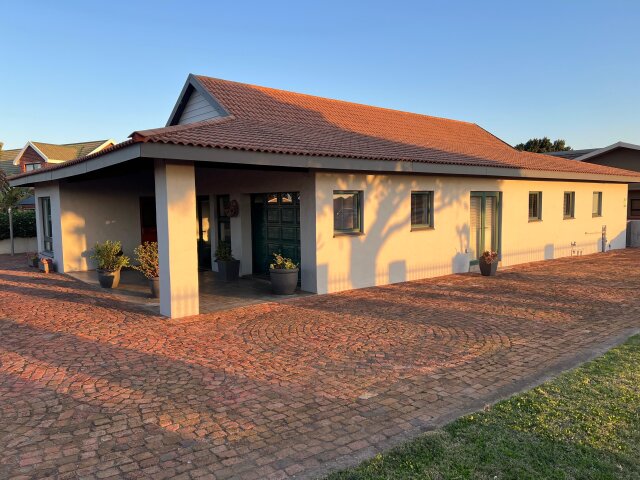  38  Angelwings, C Place, Jeffreys Bay 